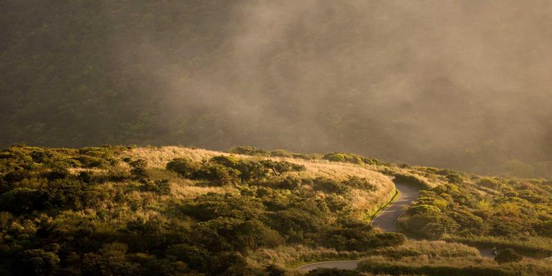 帆船比赛战术解析：如何利用风摆与航道选择赢得比赛