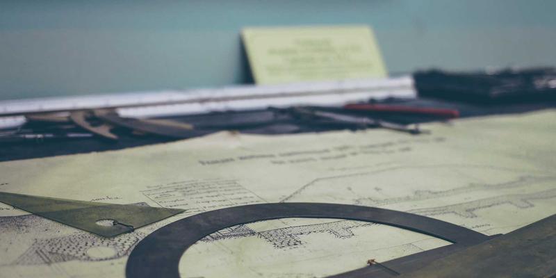 帆船运动损伤预防与康复指南：从肩背劳损到落水急救的全面海上健康管理