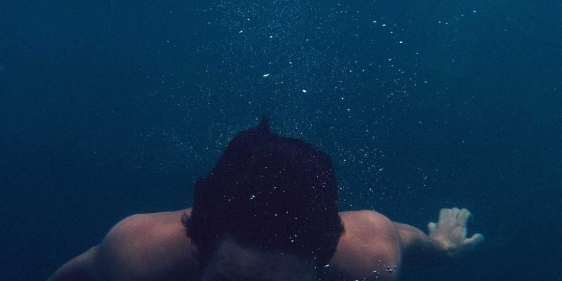 帆船运动:驾驭风浪的艺术与德古帆等水上用品的专业选择